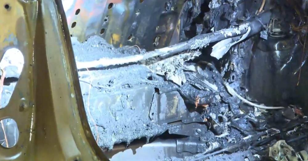 涉事私家車車尾嚴重焚毀燒成廢鐵。(電視截圖)