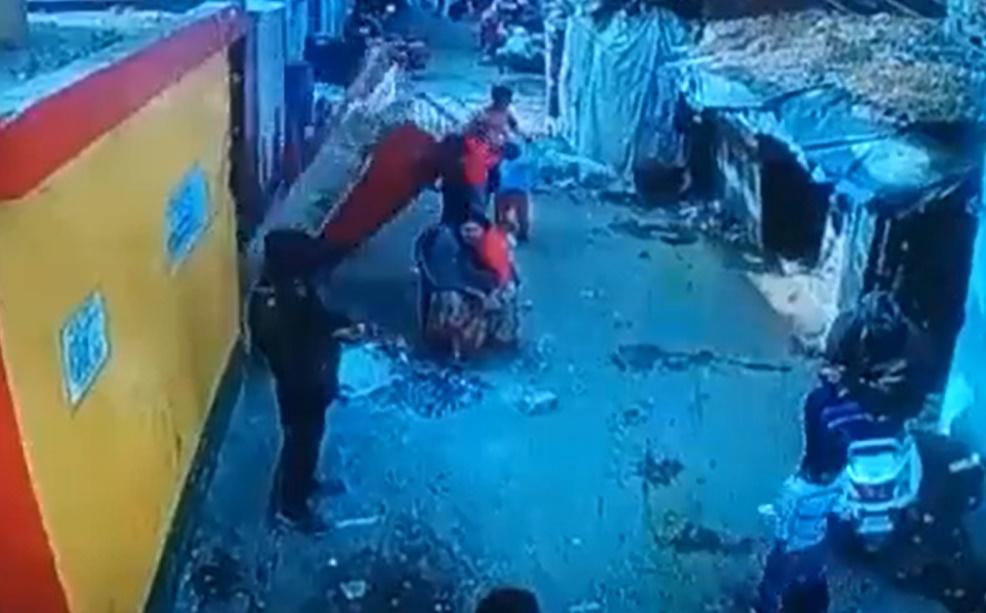 結果這道石屎牆隨即倒下,男童和老婦被重砸,雙雙當場死亡,一隻狗的頭亦被砸中,當刻痛苦掙扎起身跑開。(X)