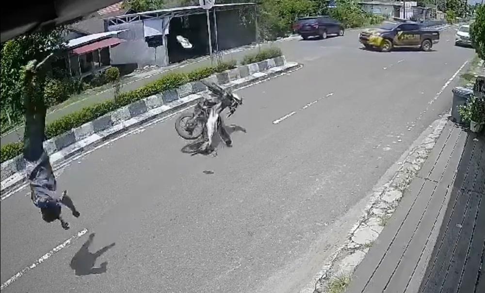 電單車失控撞上分隔石壆,連人帶車被拋起。(X)