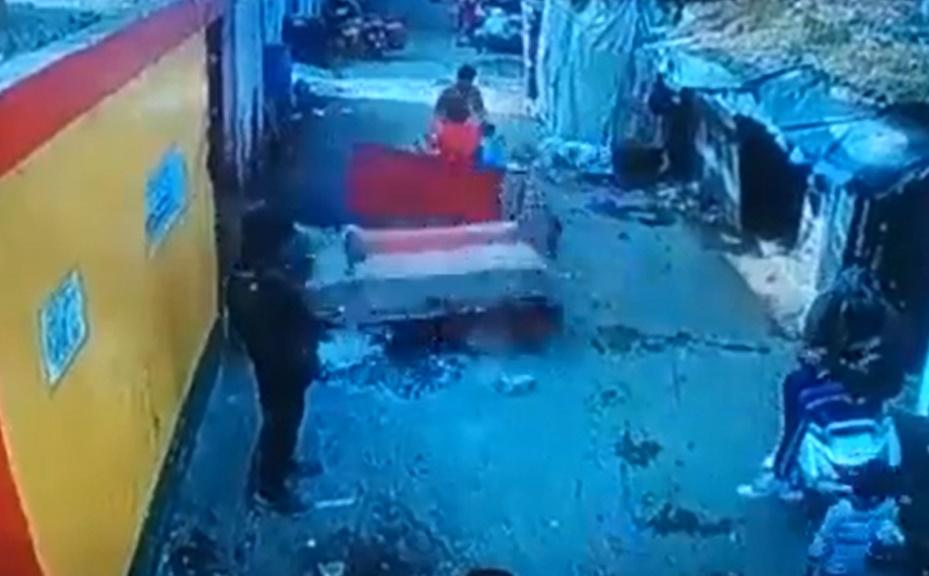 結果這道石屎牆隨即倒下,男童和老婦被重砸,雙雙當場死亡,一隻狗的頭亦被砸中,當刻痛苦掙扎起身跑開。(X)