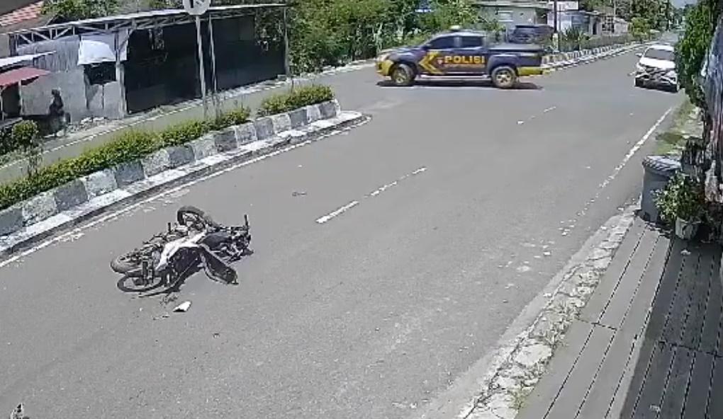 警車完全目擊事件,惟車內警員沒有落車查看或任何行動,調頭離開。(X)