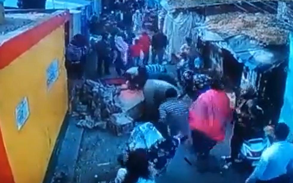 鄰居聞聲都趕來幫忙。(X)