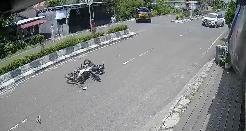 警車完全目擊事件,惟車內警員沒有落車查看或任何行動,調頭離開。(X)