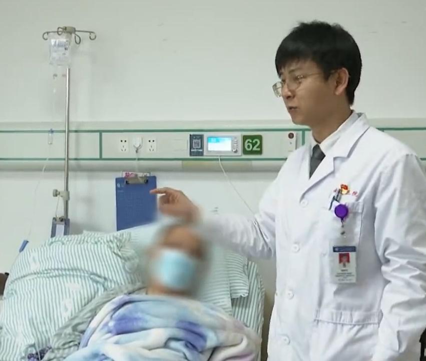 負責手術的南方三院脊柱外科副主任黃敏軍。(微博)