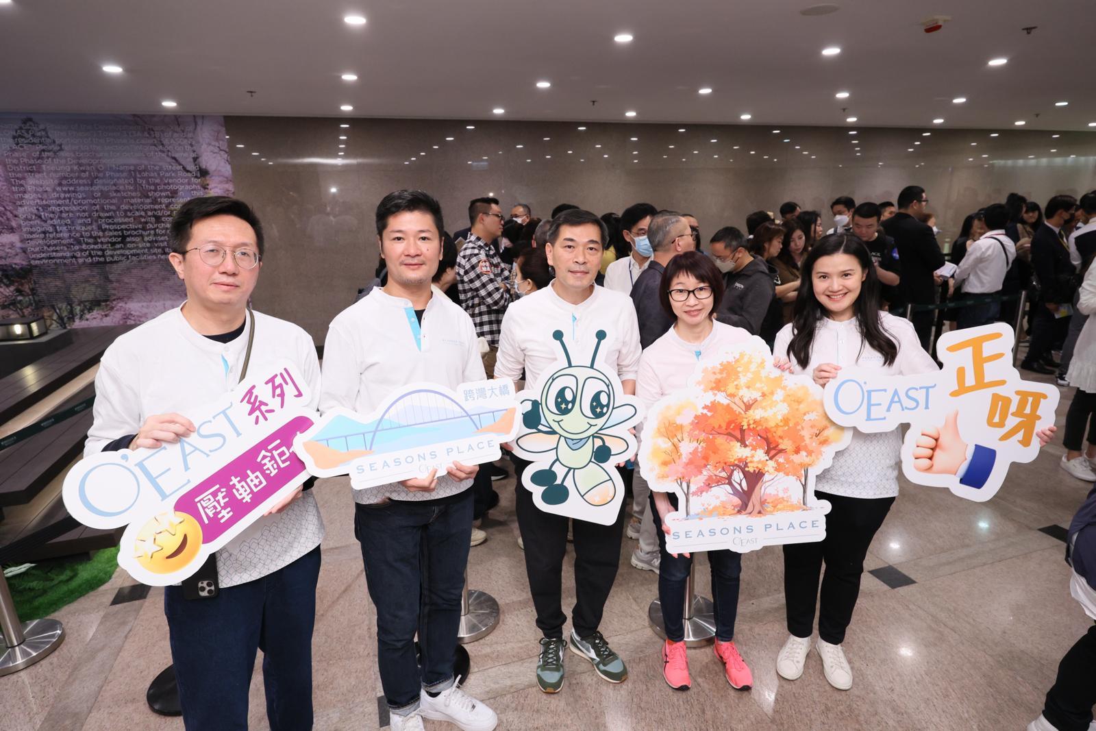 黃光耀(中)率領團隊現身「SEASONS PLACE」售樓處。