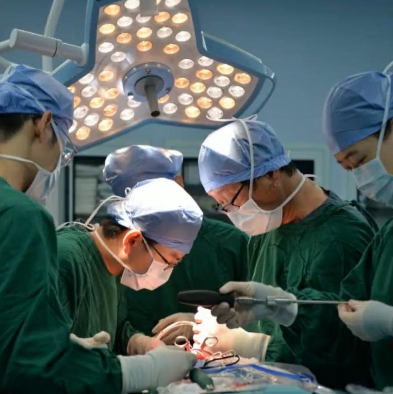 寄生蟲與脊髓神經黏連,醫院共耗時4小時才將大部分病灶清除。(微博)