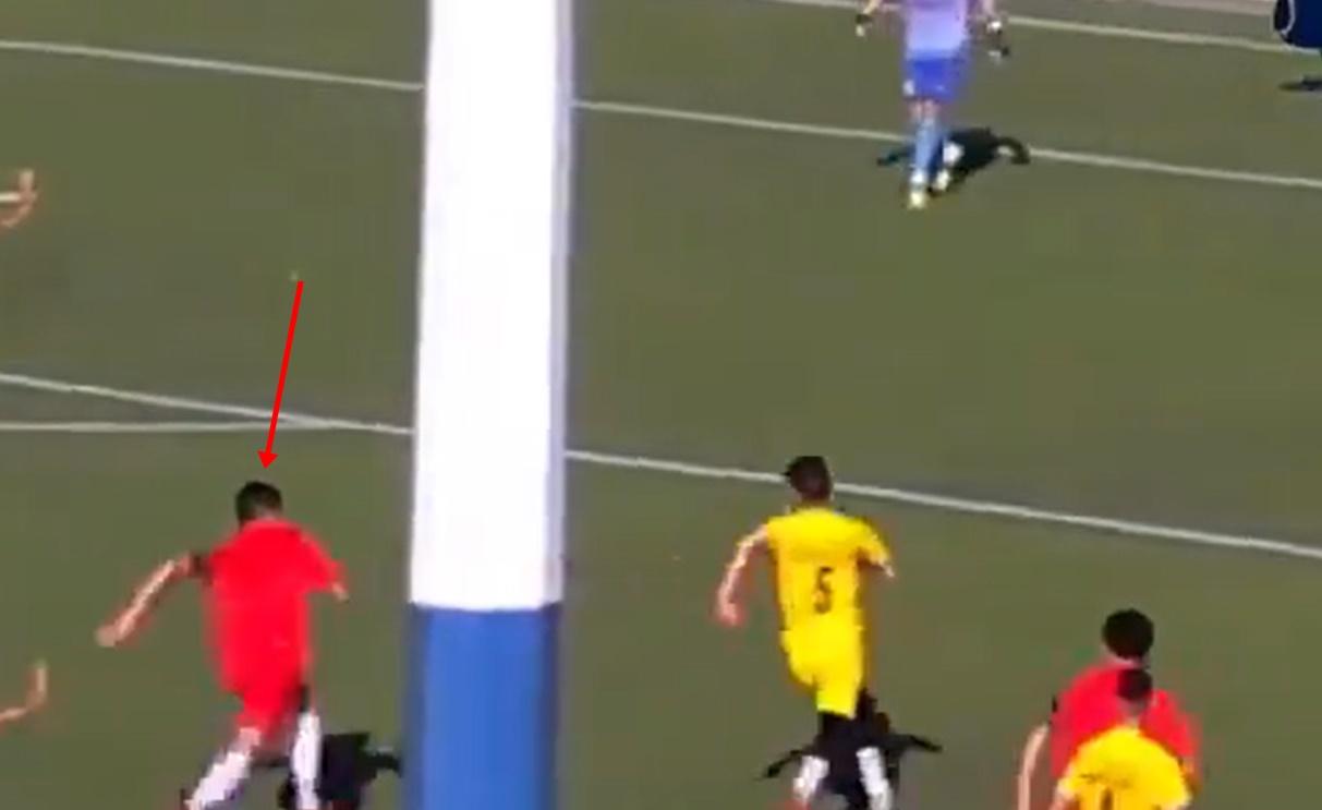 身穿紅色球衣的Wassim衝上前準備爭球。(X)