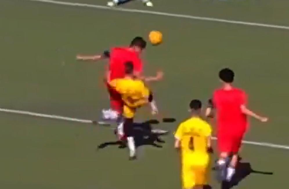 Wassim用頭部頂到球的瞬間,遭到對方球員以右腳踢中腹部。(X)