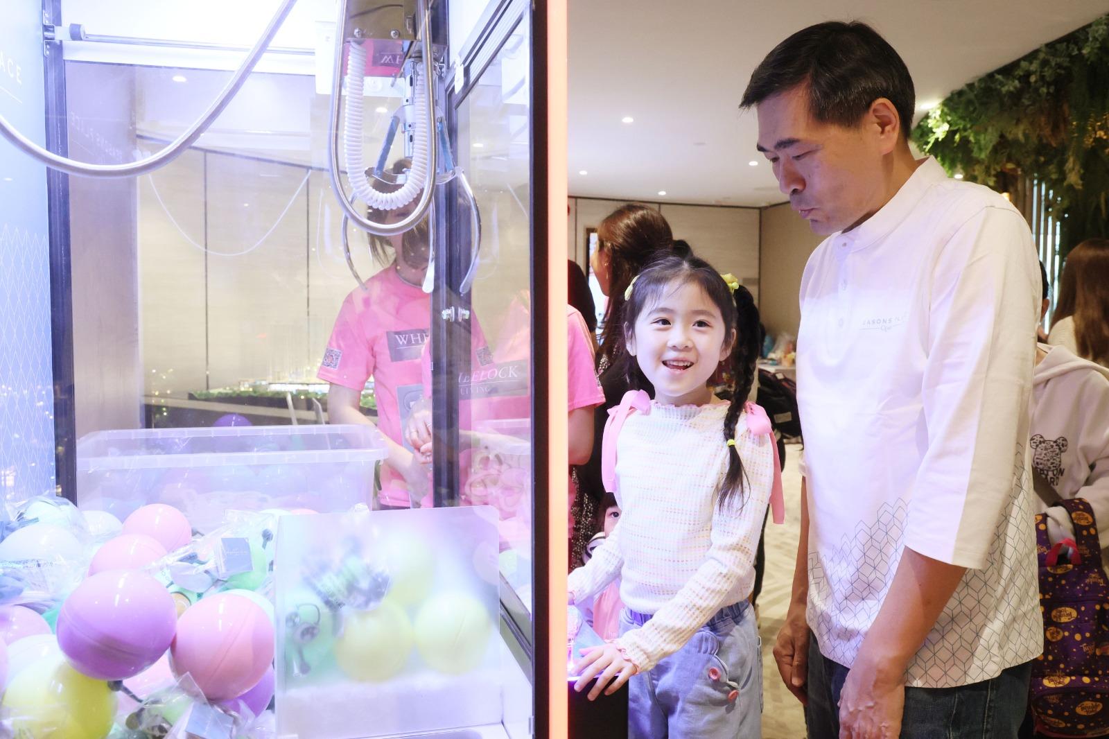 黃光耀指,活動共吸引逾1,000人參與,場面熱鬧。