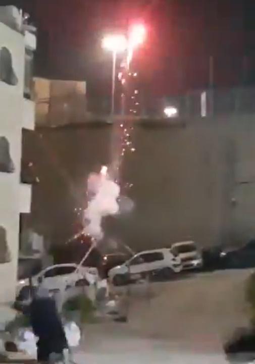 一名男童將點燃的煙火舉過頭頂並指向城牆上方,然後聽到一聲槍響,男童應聲倒地。(X)