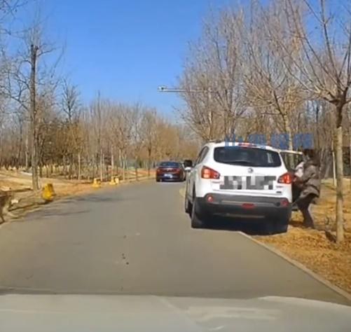 與女子同行的人也從車廂推開車門警告,女子立即與小孩返回車廂。(微博)