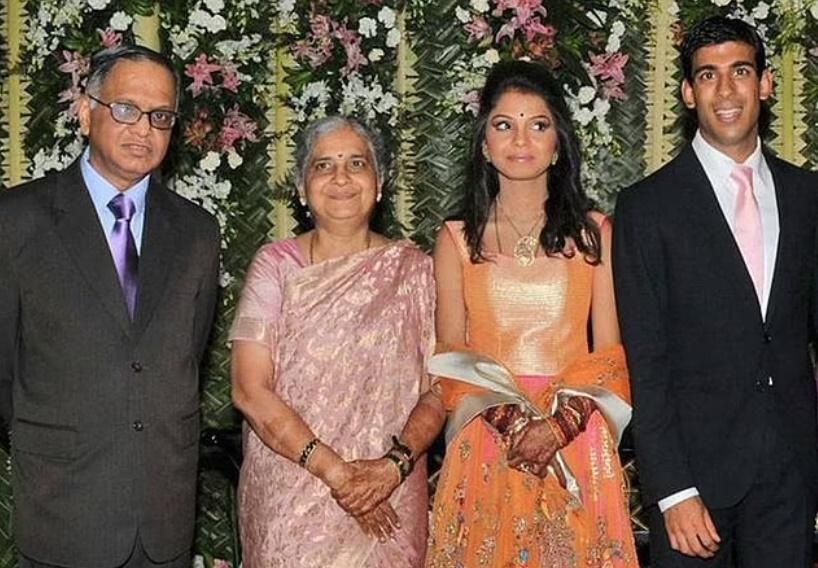 (左起)Narayana Murthy與妻子、辛偉誠妻子Akshata Murty、辛偉誠。(X)