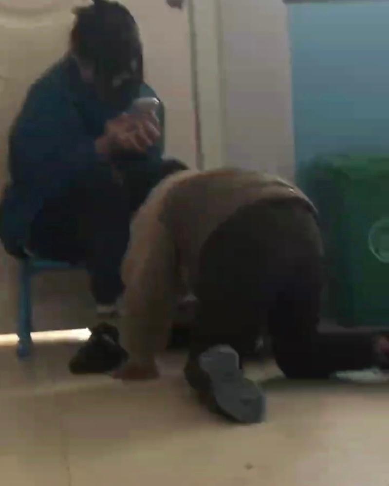 幼稚園教師騎男童拳打腳踢踩面逼下跪,河南警方教育局介入。(微博)