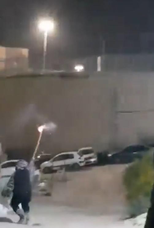 一名男童將點燃的煙火舉過頭頂並指向城牆上方,然後聽到一聲槍響,男童應聲倒地。(X)