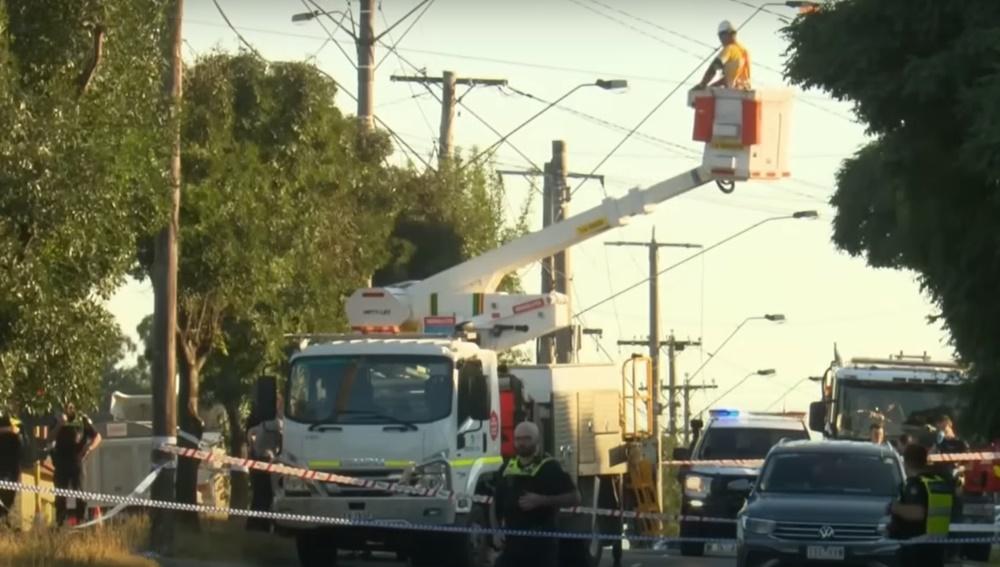 電線遭壓毀,多間住宅電力中斷。(YouTube)