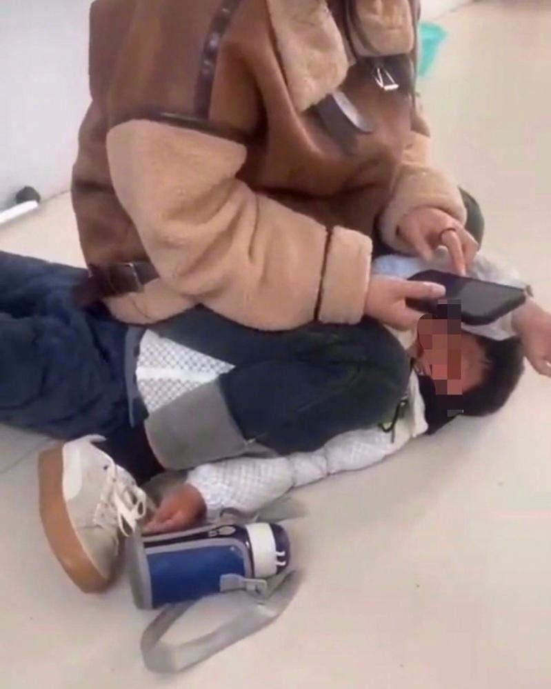 幼稚園教師騎男童拳打腳踢踩面逼下跪,河南警方教育局介入。(微博)