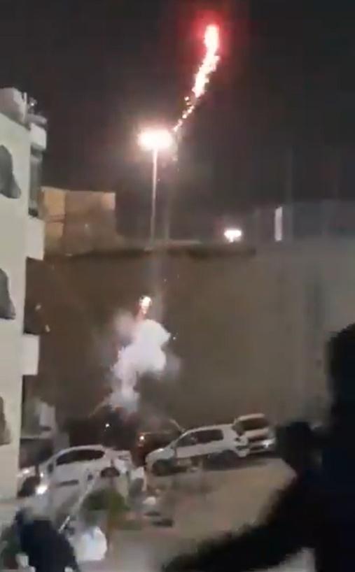 一名男童將點燃的煙火舉過頭頂並指向城牆上方,然後聽到一聲槍響,男童應聲倒地。(X)