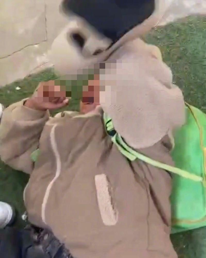 幼稚園教師騎男童拳打腳踢踩面逼下跪,河南警方教育局介入。(微博)