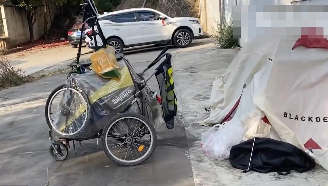 夏夏拖著簡單行李徒步旅行,期間靠直播維持收益。(微博)