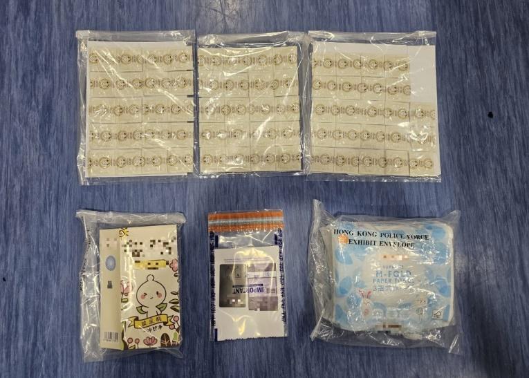 警方檢獲大量安全套。(警方圖片)