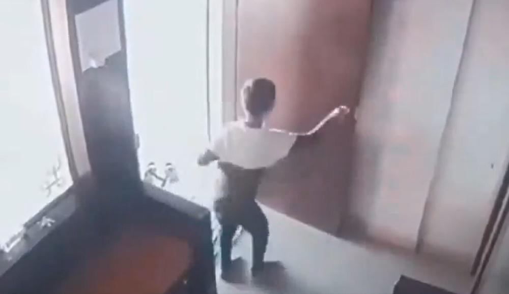 男童沒有慌忙失措,相反鎮定地溜走,順手將大門輕聲關上。(X)