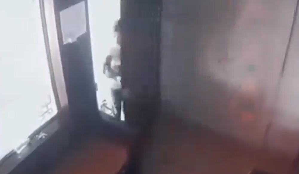 男童沒有慌忙失措,相反鎮定地溜走,順手將大門輕聲關上。(X)