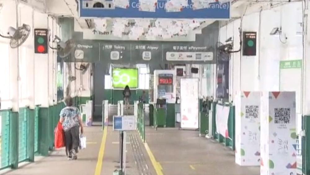 早上乘坐渡輪的人流不多。(電視截圖)