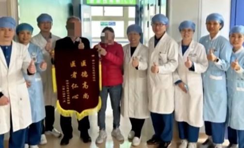 女子結果入住了ICU搶救了2個月才轉危為安。(微博)