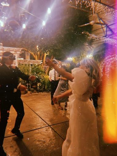 Jacob Wright於晚宴繼續戴著Vision Pro,與他的新娘共舞。(X)