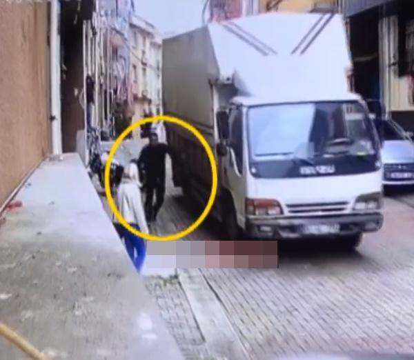 司機連忙跑到貨車旁企圖跳上駕駛座,惟未及上車,整個人就被夾在貨車和路邊停放的私家車之間。(X)