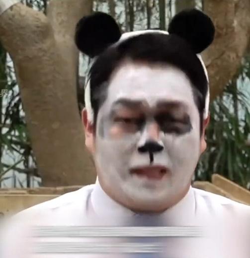 男記者化上熊貓妝哽咽報道。(微博)