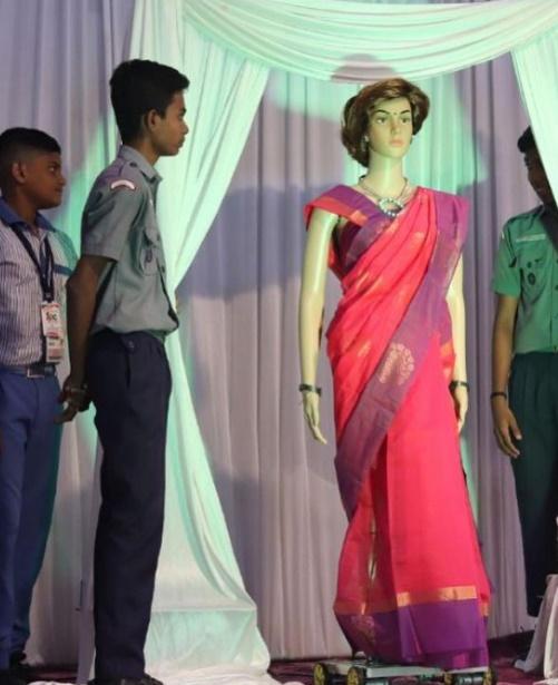 Iris內建語音助手,並由Intel晶片組供電,使用Android應用程式介面。(IG)