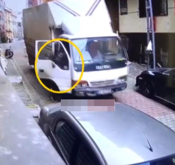 司機連忙跑到貨車旁企圖跳上駕駛座,惟未及上車,整個人就被夾在貨車和路邊停放的私家車之間。(X)