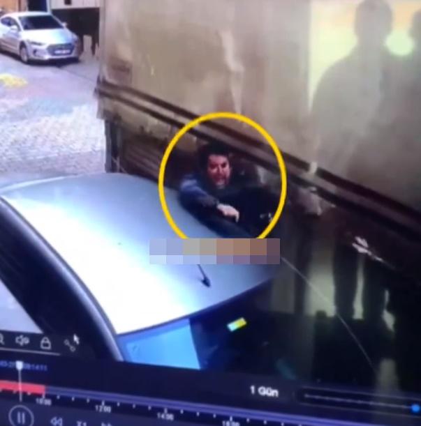 司機被夾在兩車之間遭擠壓旋轉,畫面相當驚人。(X)