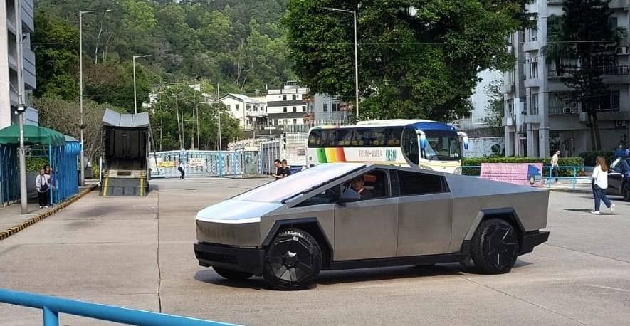 早前網上流傳有人在青龍頭豪景花園附近拍攝到一輛Cybertruck。(FB)