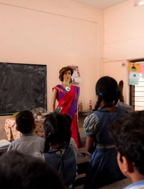 Iris會先在一間高中進行測試,未來主要負責教授幼兒園至國中的課程。(IG)