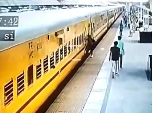 Kajal Dubey當時抓住了車廂的門。(X)