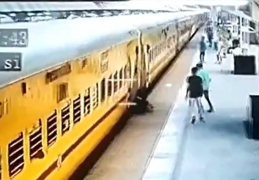 詎料不小心失足,掉落月台和火車之間的縫隙中。(X)