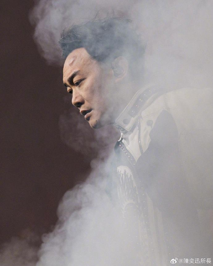 陳奕迅要用暖包敷腫起的位置。