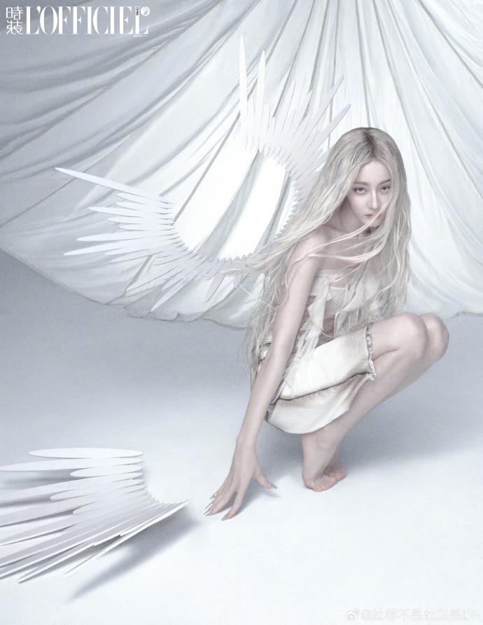 照片中,迪麗熱巴僅靠腳趾和手指尖支撐全身的動作。(微博)