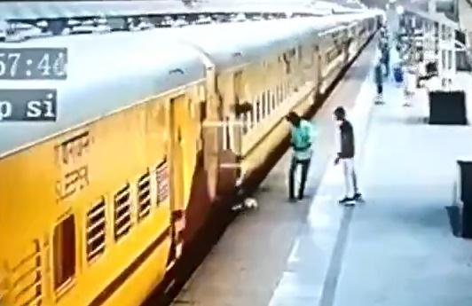 詎料不小心失足,掉落月台和火車之間的縫隙中。(X)