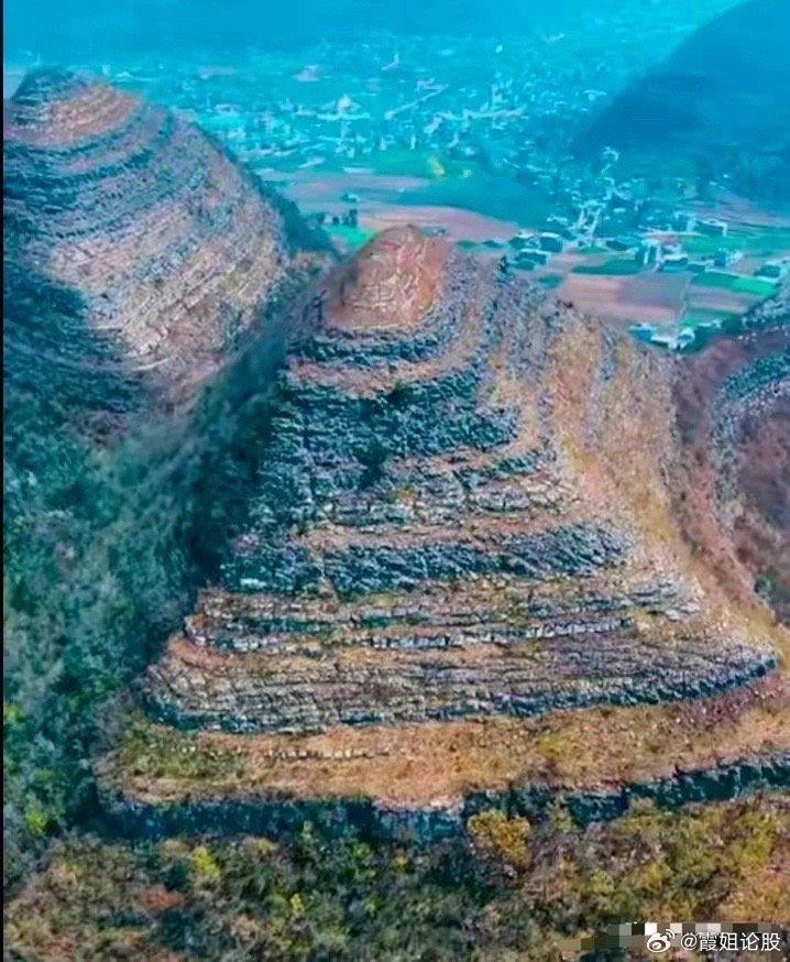 貴州省大火將樹木燒光後,安龍縣境內顯現多座形似「金字塔」的山體。(網上圖片)