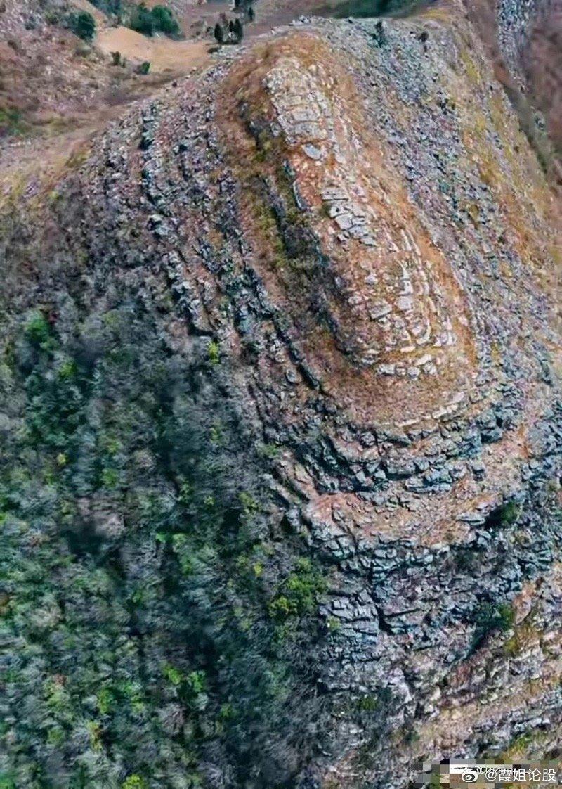 貴州省大火將樹木燒光後,安龍縣境內顯現多座形似「金字塔」的山體。(網上圖片)