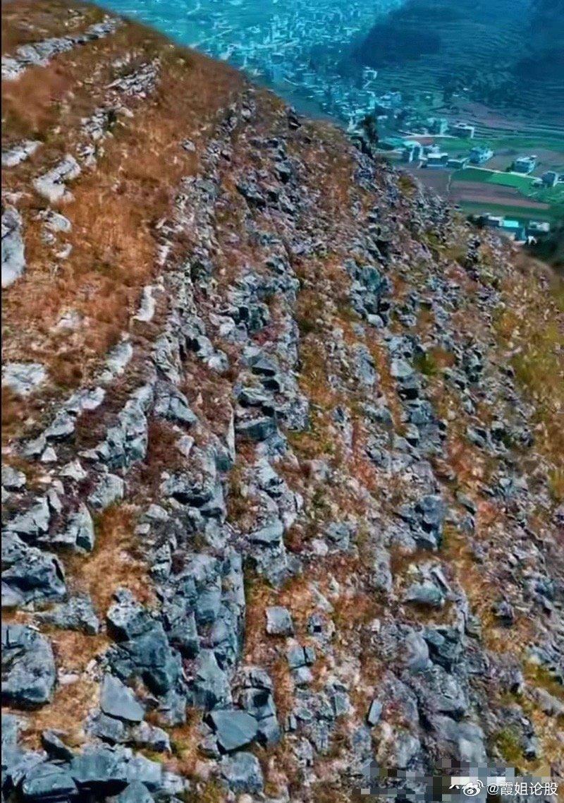 貴州省大火將樹木燒光後,安龍縣境內顯現多座形似「金字塔」的山體。(網上圖片)