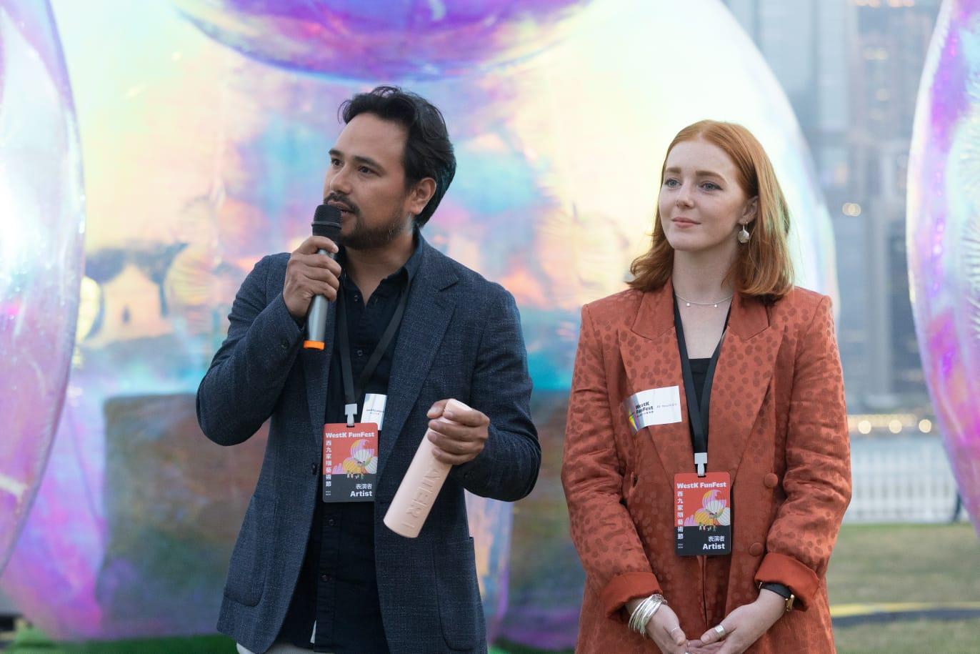 創作團隊介紹藝術裝置的創作理念。(蘇文傑攝)