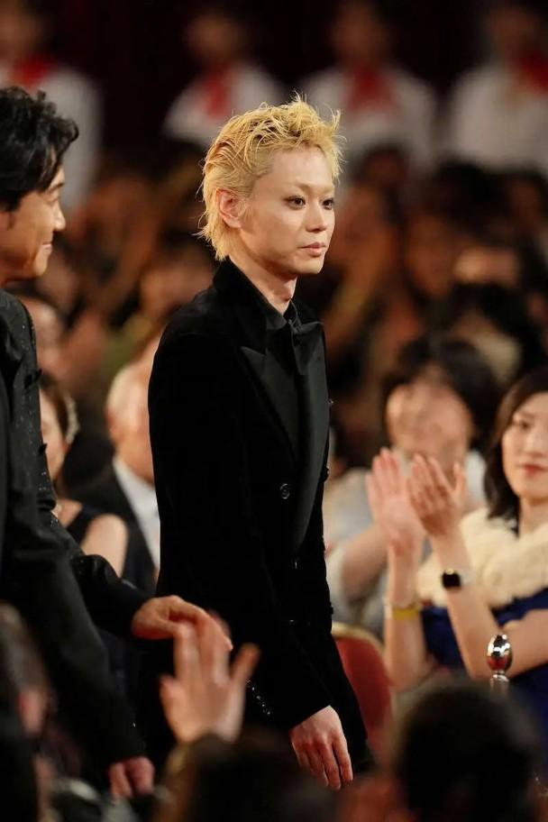 今日公布做老竇的菅田將暉,昨日以金髮冇眉Look襯煙熏眼妝登場。