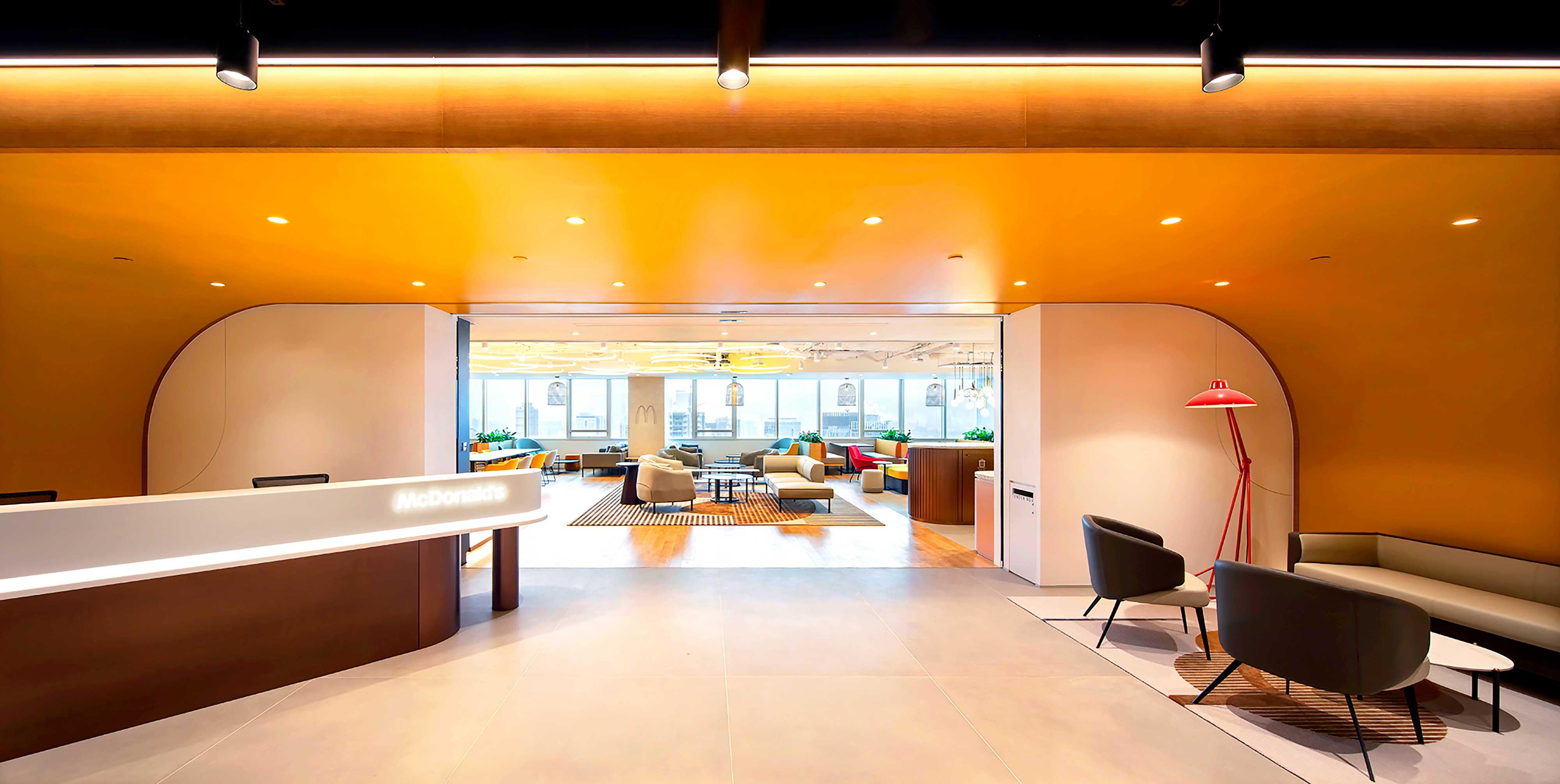 麥當勞全新開放式設計辦公室融合「以人 為本,以客為先,創新求變」的品牌理 念。