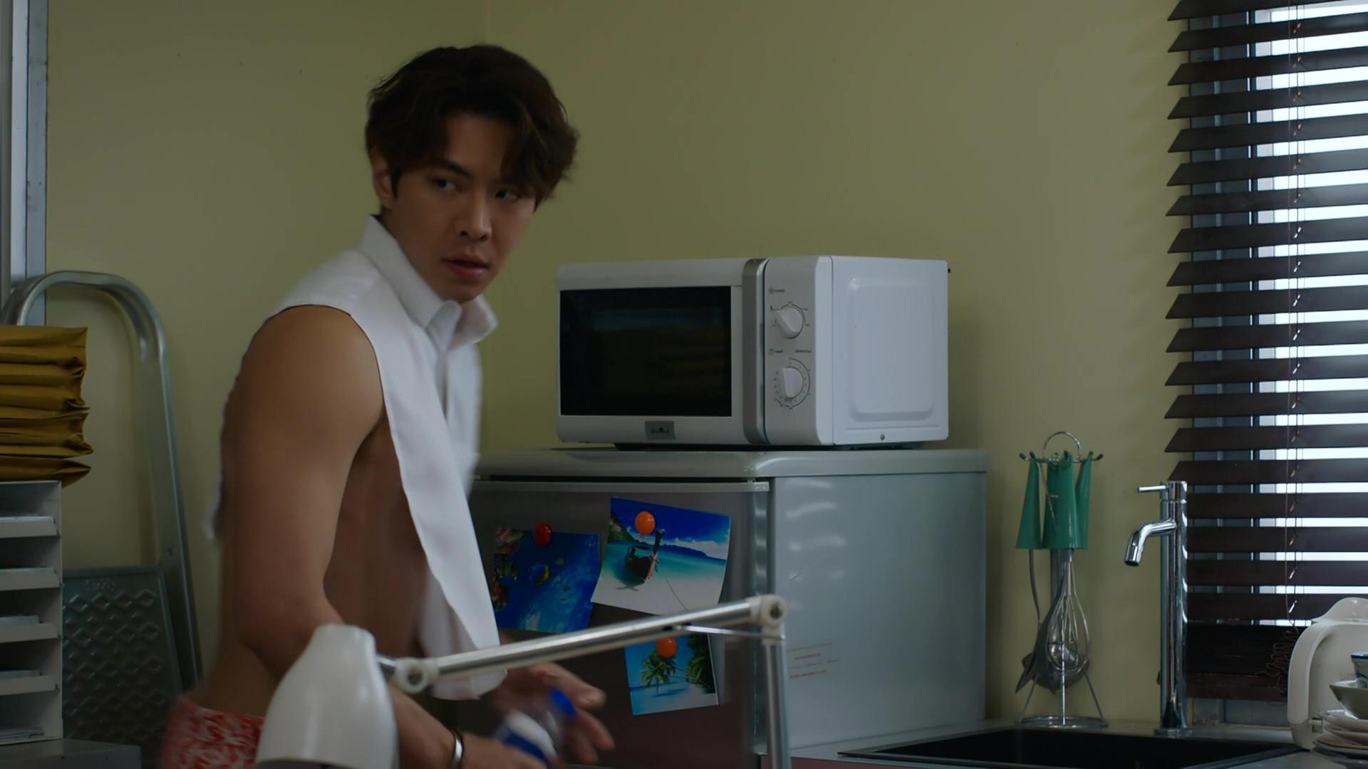 羅天宇飾演的金長勝,今晚一集將以「假狗西裝 look」大騷結實肌肉!