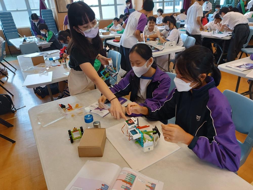 學校很著重資訊科技,積極配合軟硬件配套。