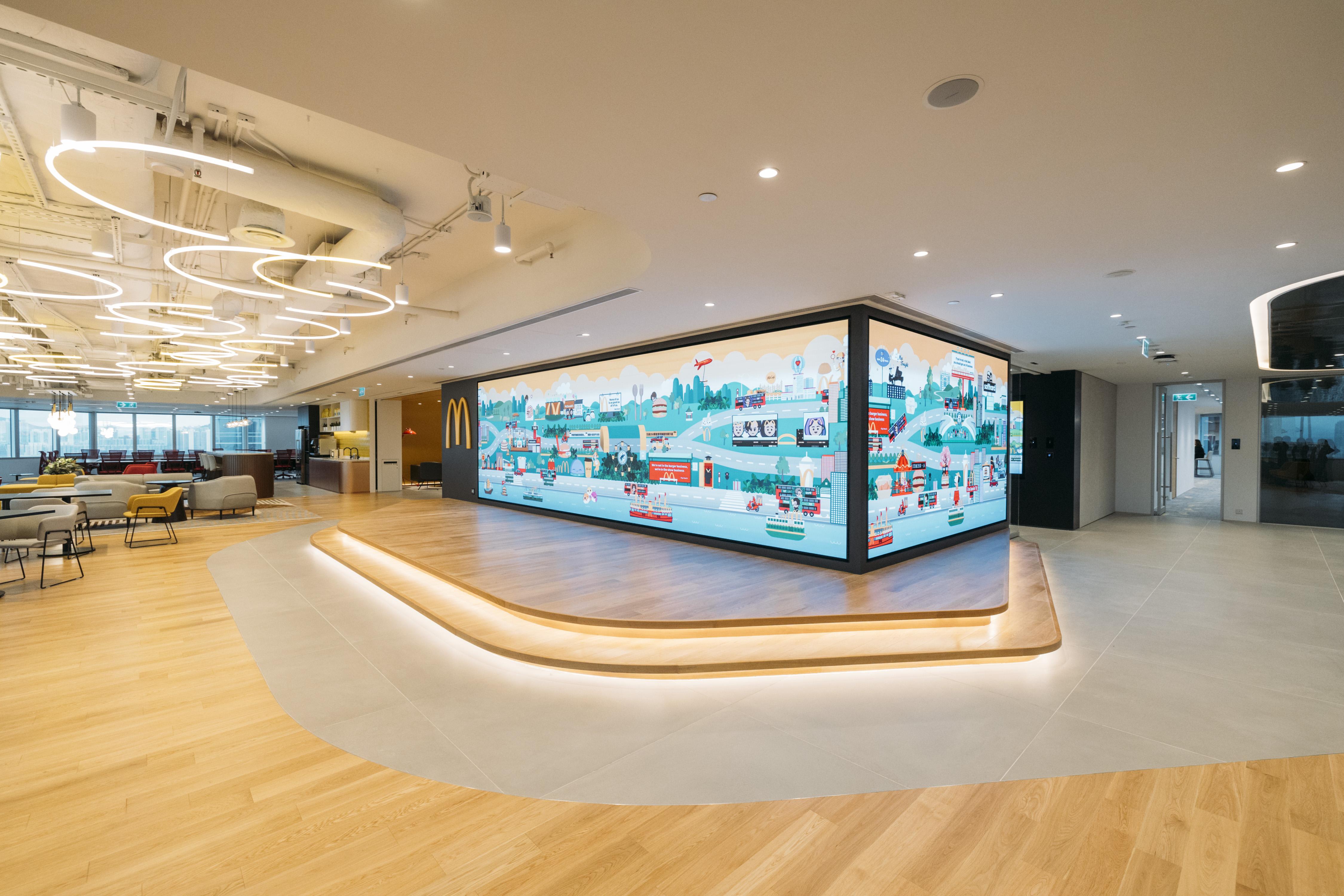 全新 420 平方米的大型 TownHall 空間, 除了作大型會議用途外,亦可在內舉辦不 同員工活動,提升團隊凝聚力。平日則可 作為員工休憩及用餐空間。